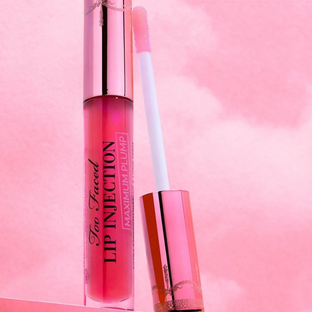 Too Faced Lip Injection Maximum Plump in Yummy Bear smells like gummy bears 🐻
